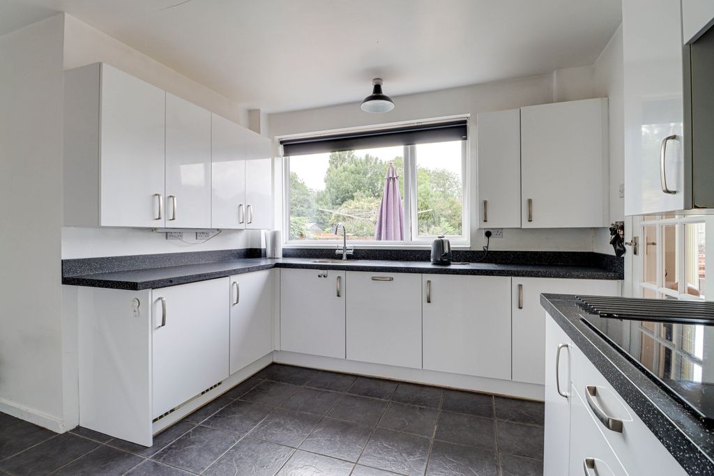 Property photo 3 of 20 Kitchen