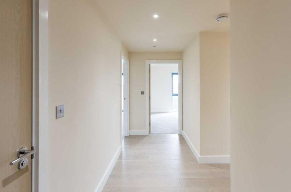Property photo 2 of 17 Hallway.Jpg