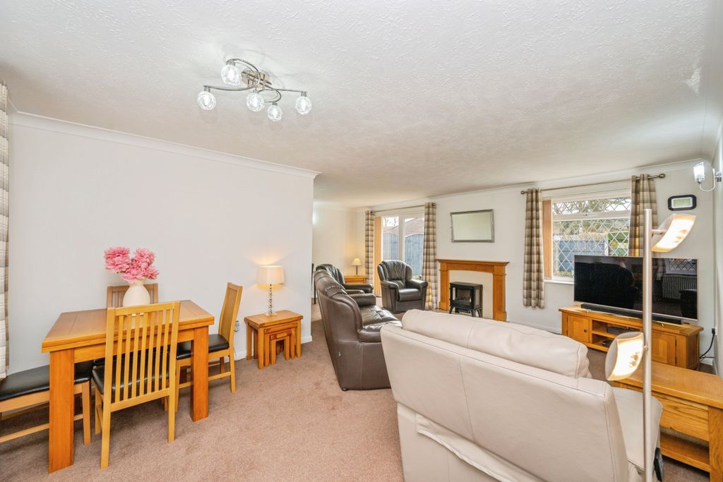 Property photo 2 of 20 Lounge / Diner