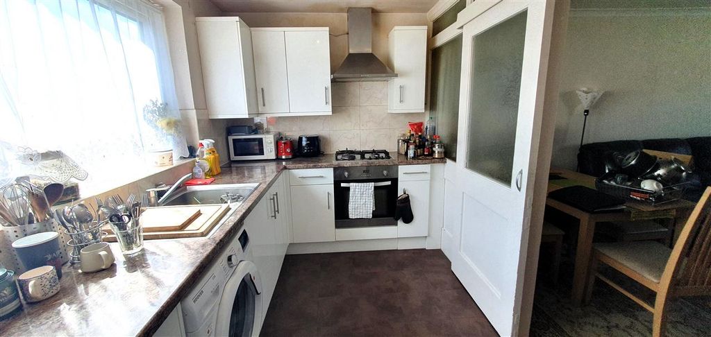Additional image 5 of 2 bed flat for saleThe Dell, Feltham TW14