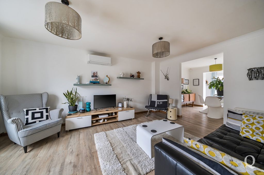 Property photo 2 of 26 B6946083-008F-401...