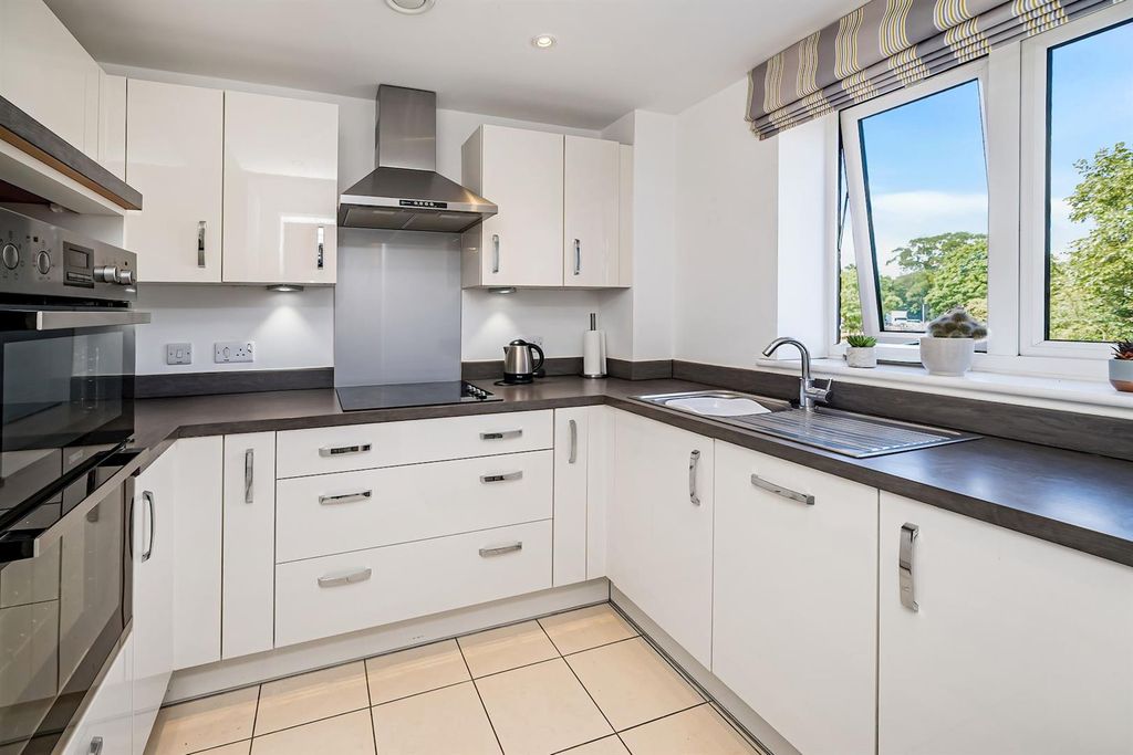 Property photo 2 of 15 16-3896Jph-83517-11 Landmark Place-29-Medium.Jpg