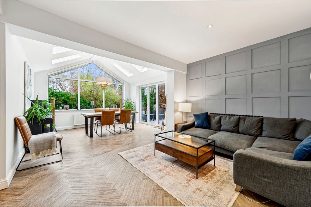 Property photo 3 of 23 Living Room/Dining