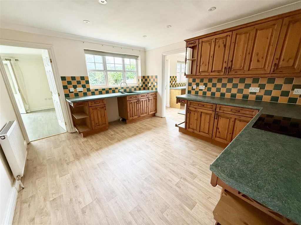 Property photo 3 of 22 Kitchen