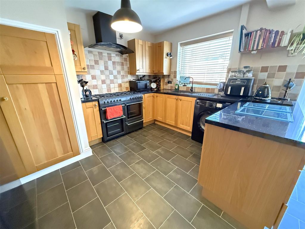 Property photo 2 of 16 Dining Kitchen