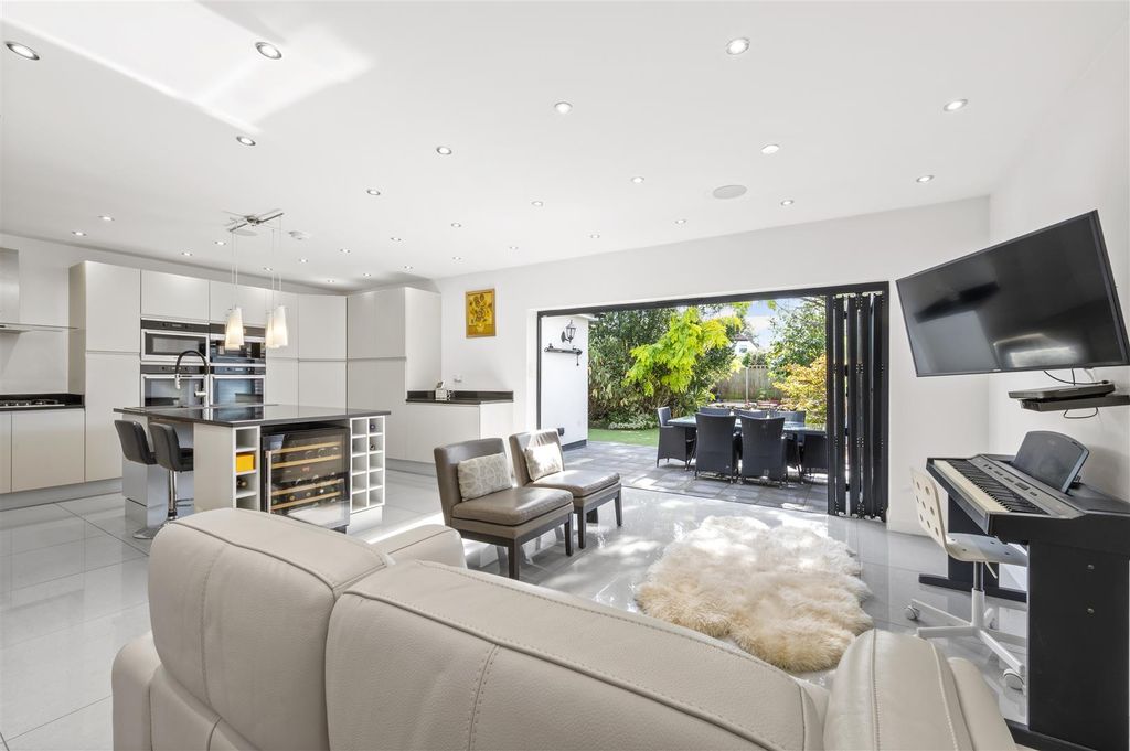 Property photo 2 of 24 Hollington,5.Jpg