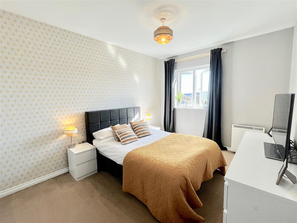 Property photo 2 of 18 Bedroom One