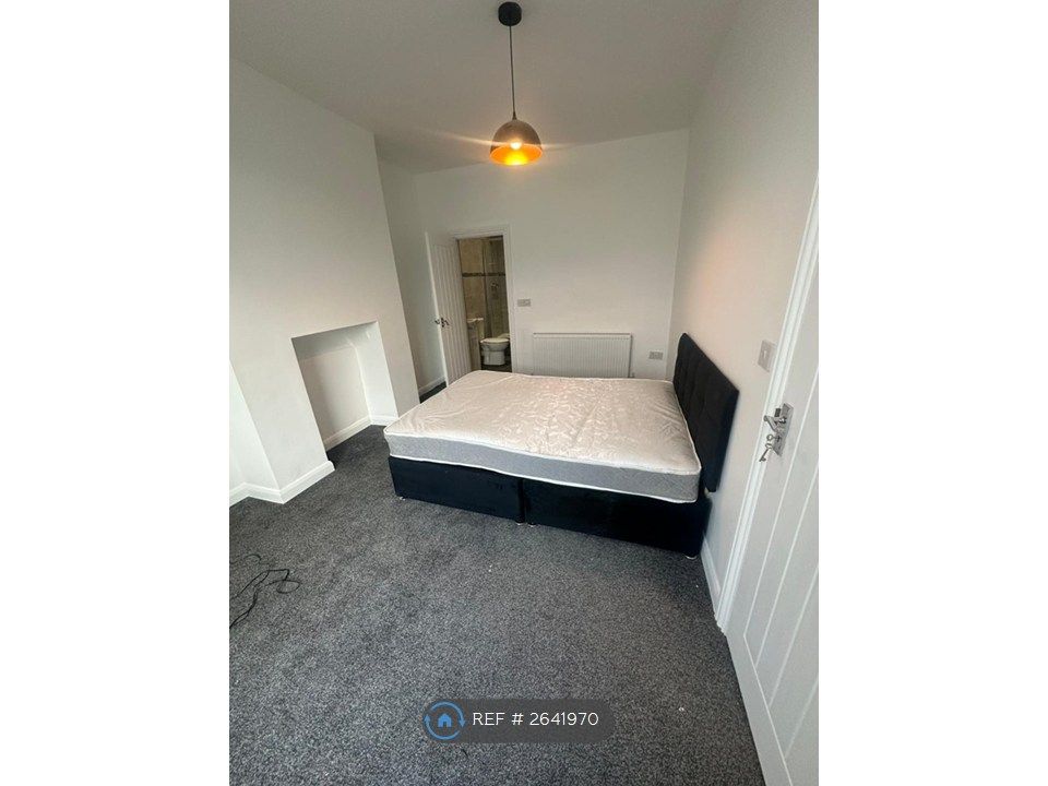 Property photo 1 of 5 Ensuite Bedroom