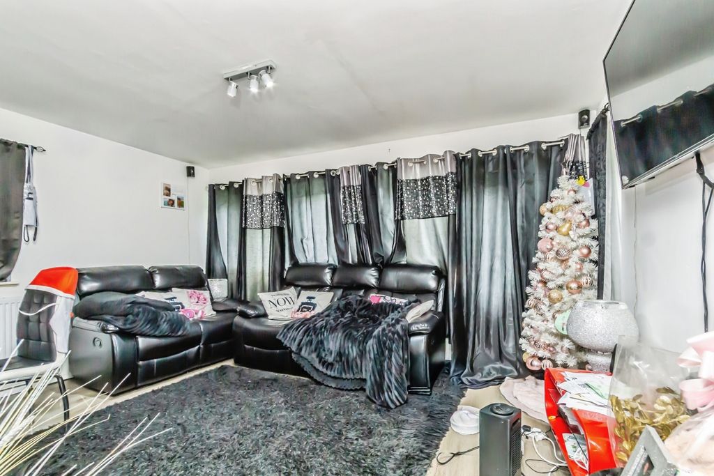 Property photo 3 of 12 Pbox-Img.Jpg