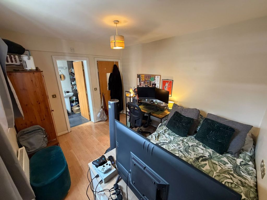 Property photo 1 of 14 Bedroom 1