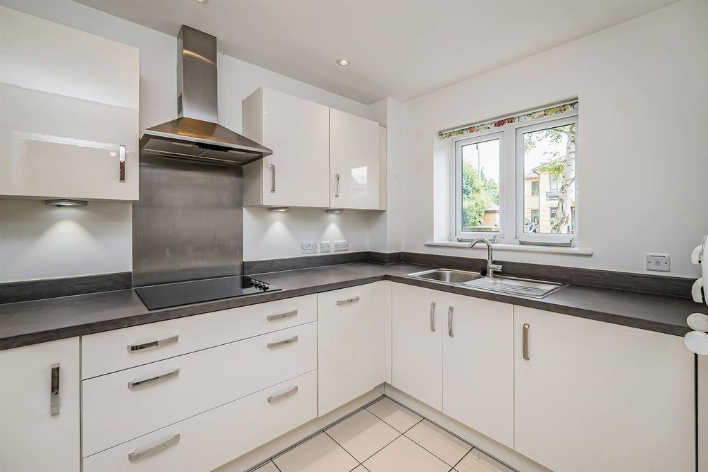 Property photo 2 of 17 08-9158Jph-2 Blyton House Bourne End-23-Medium.Jpg