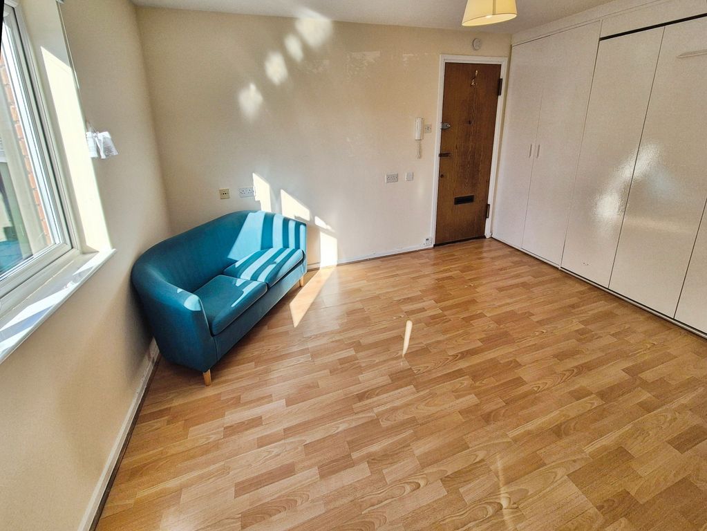 Property photo 3 of 9 Living Room / Bedroom