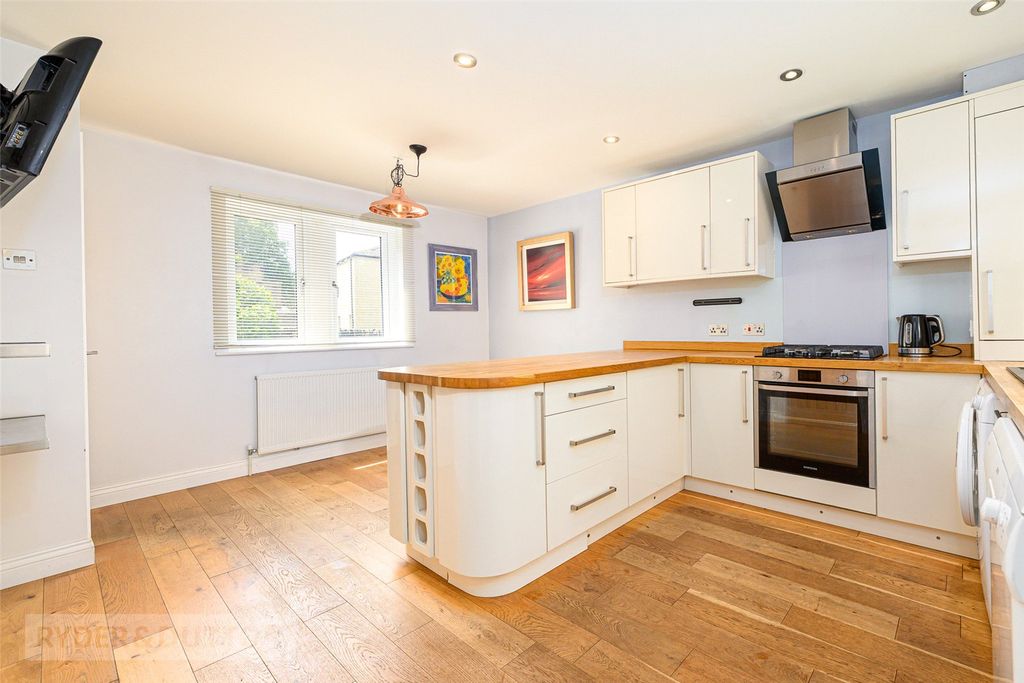 Property photo 2 of 21 Kitchen