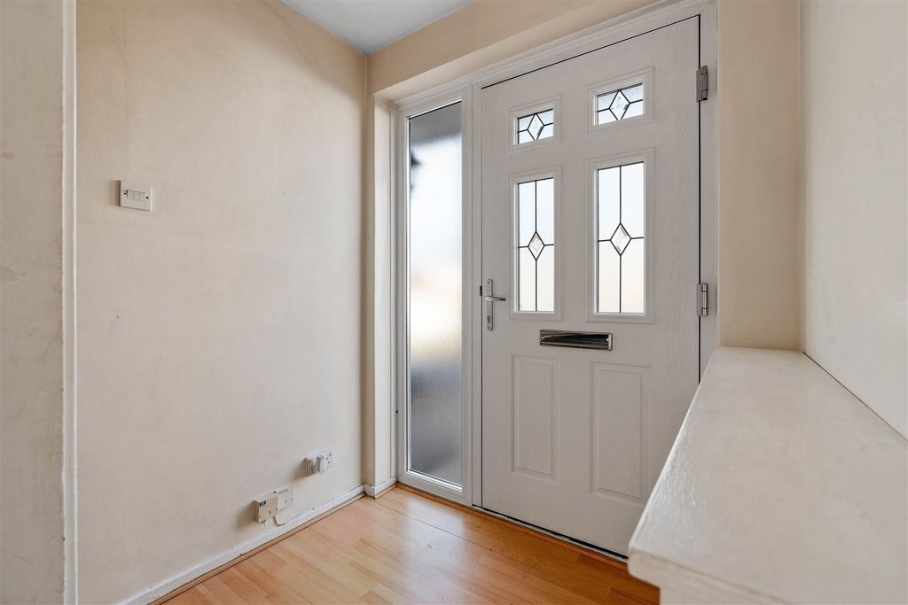 Property photo 3 of 27 37 Morris Drive, Whitnash (4 Of 28).Jpg