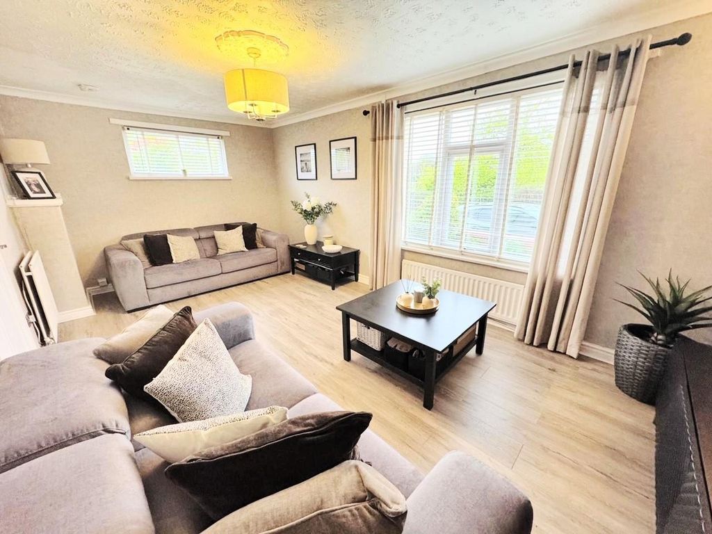 Property photo 3 of 12 Lounge