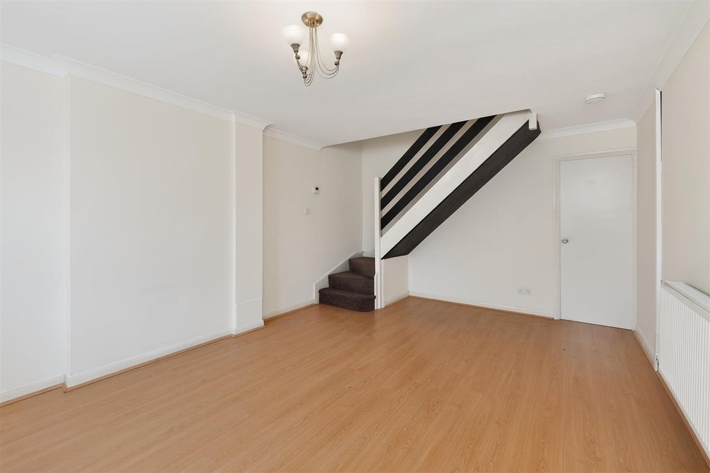 Property photo 3 of 13 Lounge