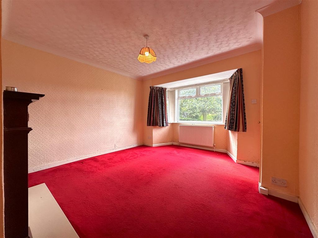 Property photo 2 of 18 Bay-Fronted Lounge 171