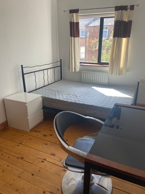 Property photo 3 of 17 A Bright And Tidy Double Bedroom Featuring A Comfo...