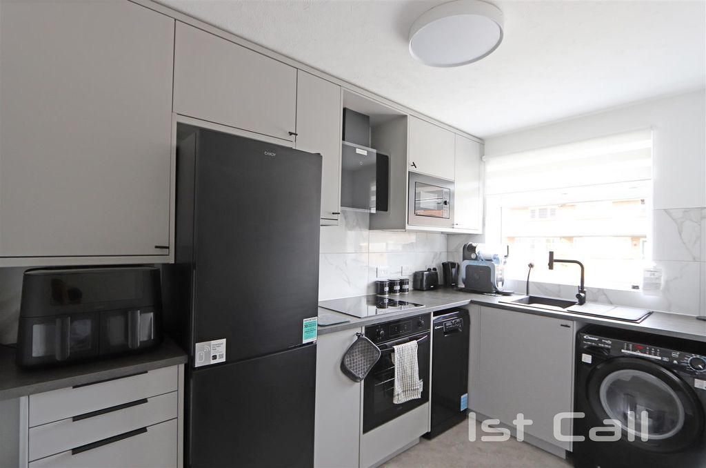 Property photo 3 of 9 Kitchen