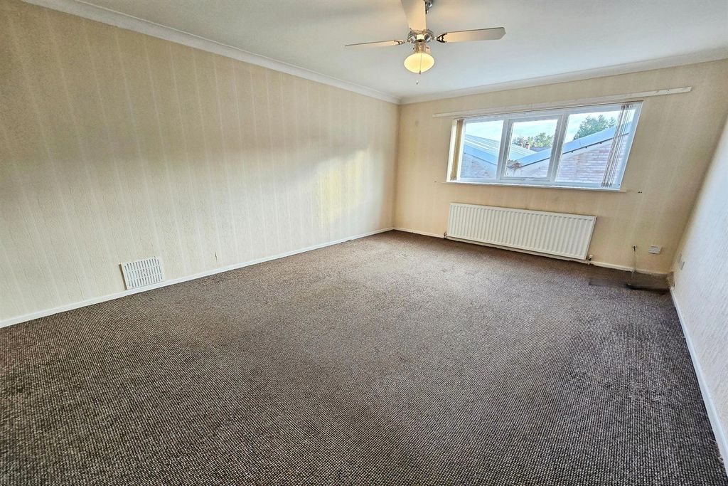 Property photo 3 of 6 Lounge