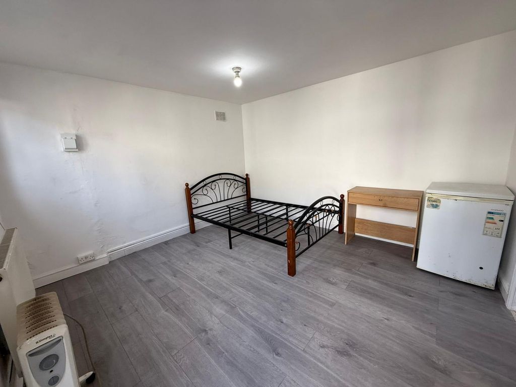 Property photo 1 of 4 Studio Flat With Separate Kitchen Close To Good Mayes Station - Â£1350 Inclusive Bill
