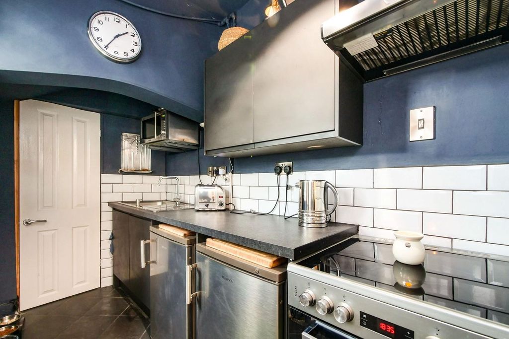 Property photo 2 of 10 Kitchen