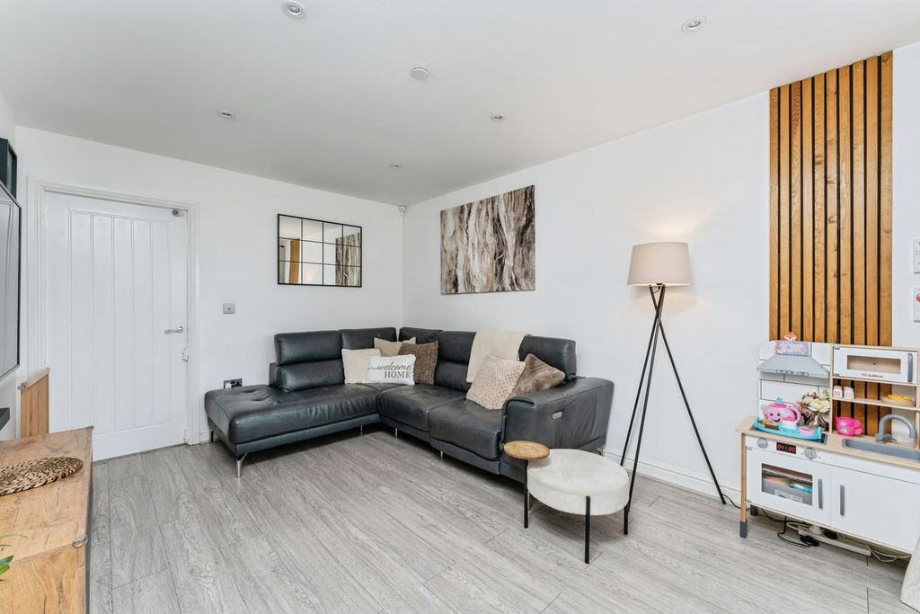 Property photo 2 of 17 Lounge