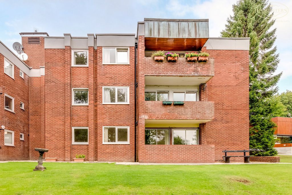 Property photo 2 of 27 Apartment Building