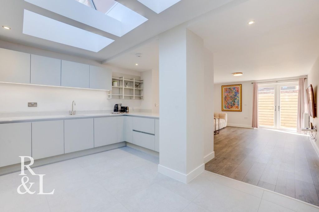 Property photo 3 of 31 Flat 5 (22).Jpg
