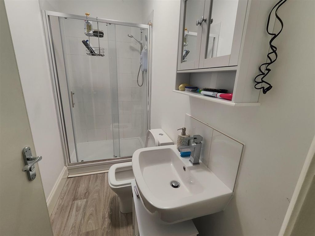 Property photo 2 of 5 Bathroom (Shared)