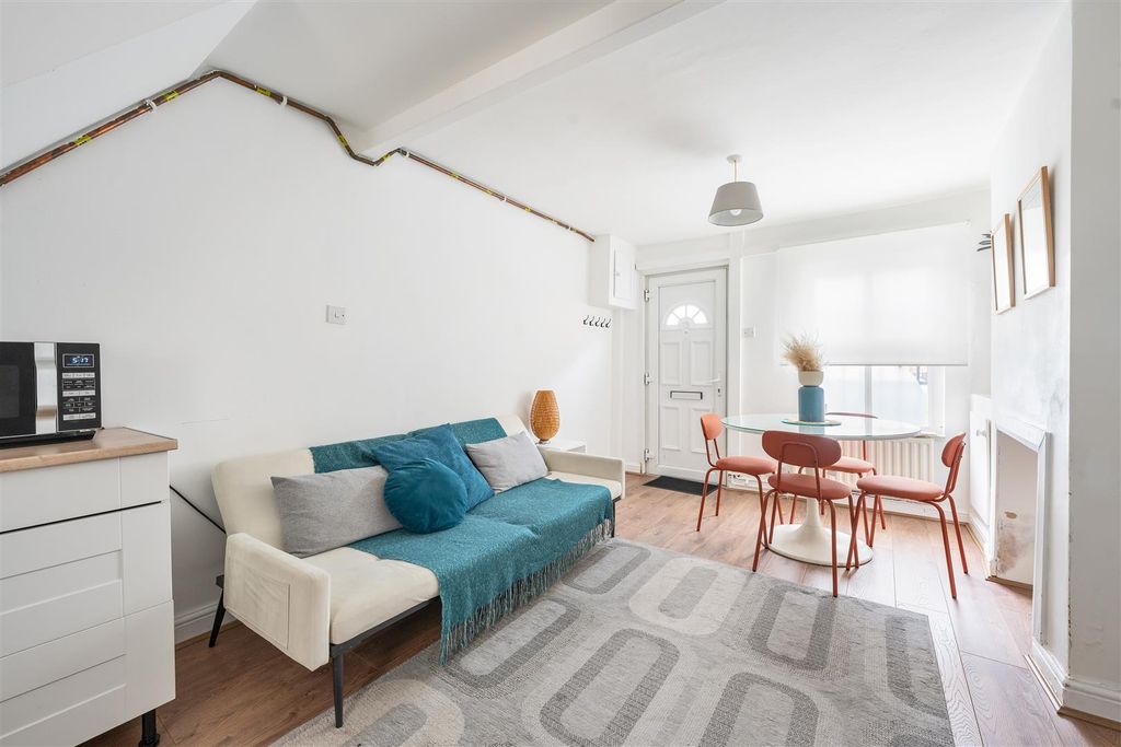 Property photo 2 of 19 Hadleigh Street, E2