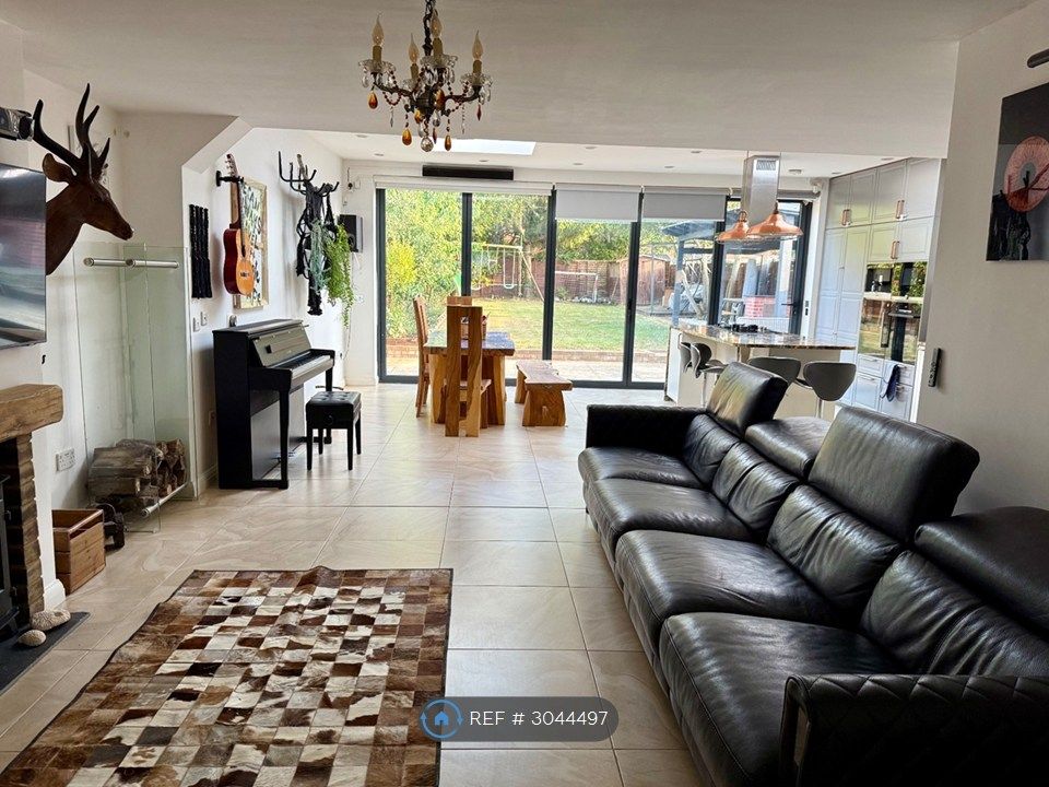 Property photo 1 of 35 Livingroom (Shared)
