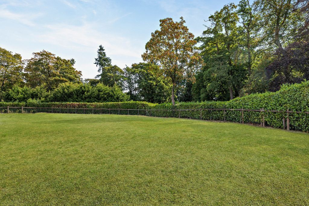 Property photo 2 of 8 Garden