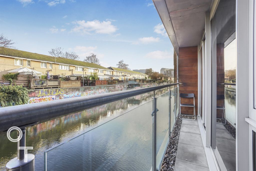 Property photo 3 of 10 Balcony