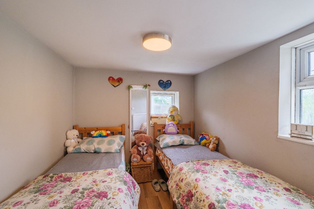 Property photo 2 of 11 5248763