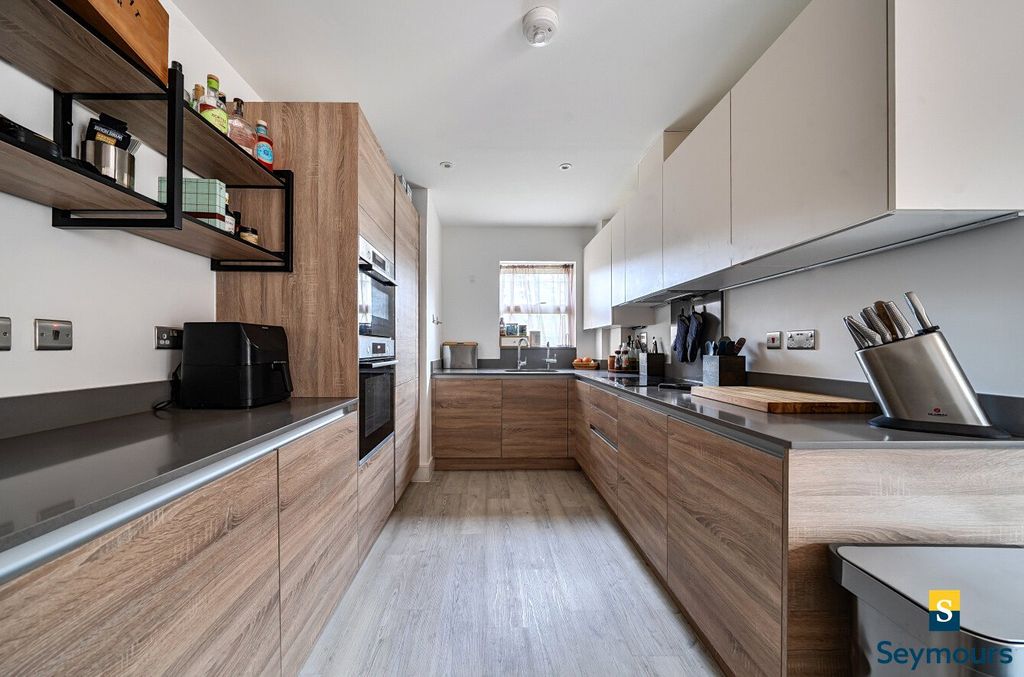 Property photo 3 of 17 Kitchen