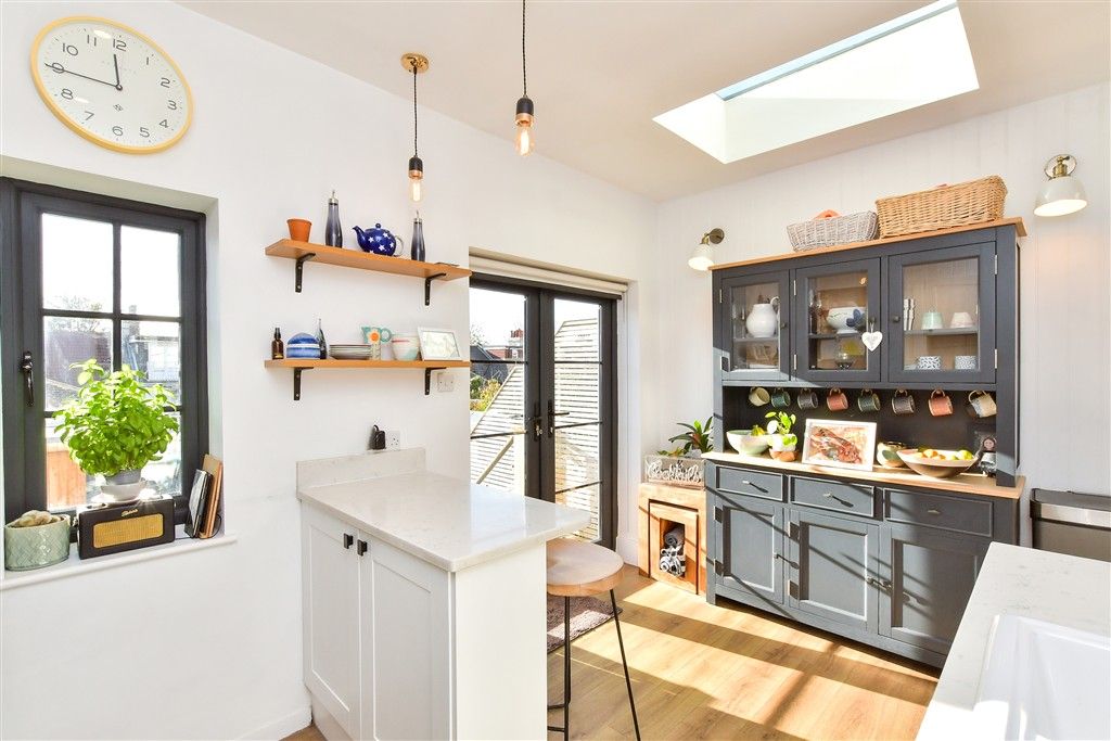 Property photo 3 of 17 Kitchen /Breakfast Area