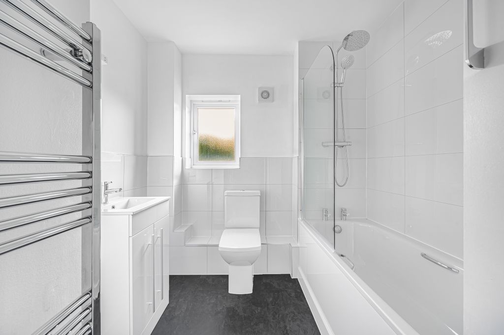 Property photo 2 of 12 Bathroom