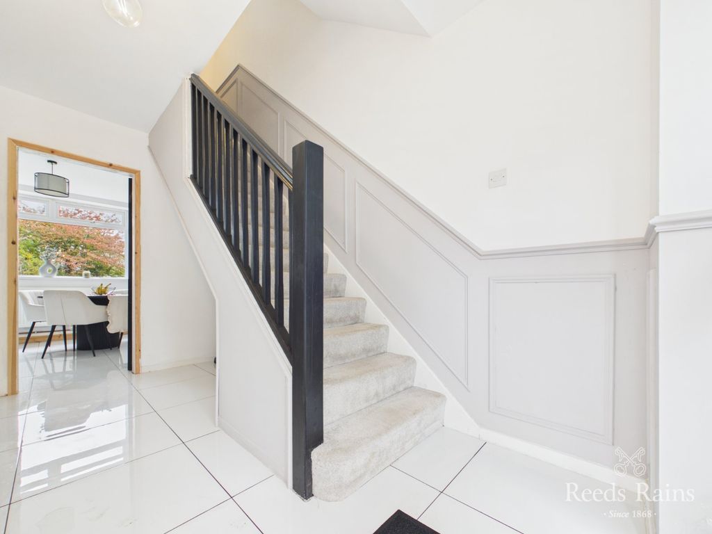 Property photo 3 of 18 Entrance Hall