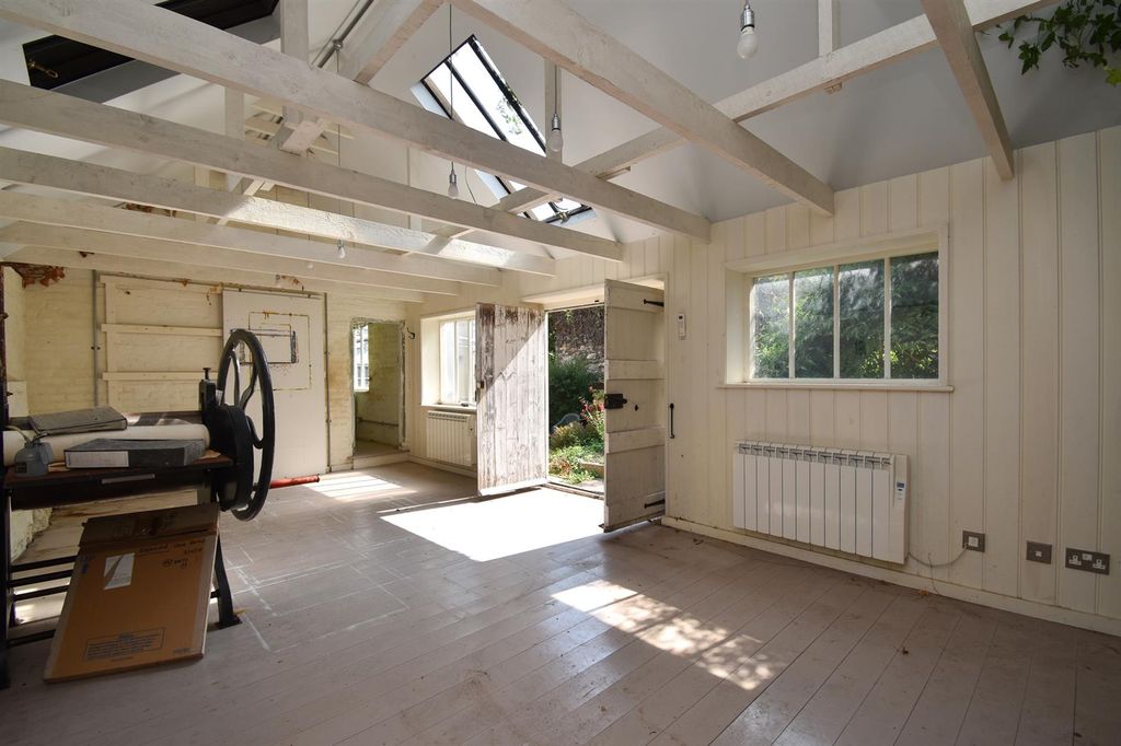 Property photo 3 of 14 Main Studio
