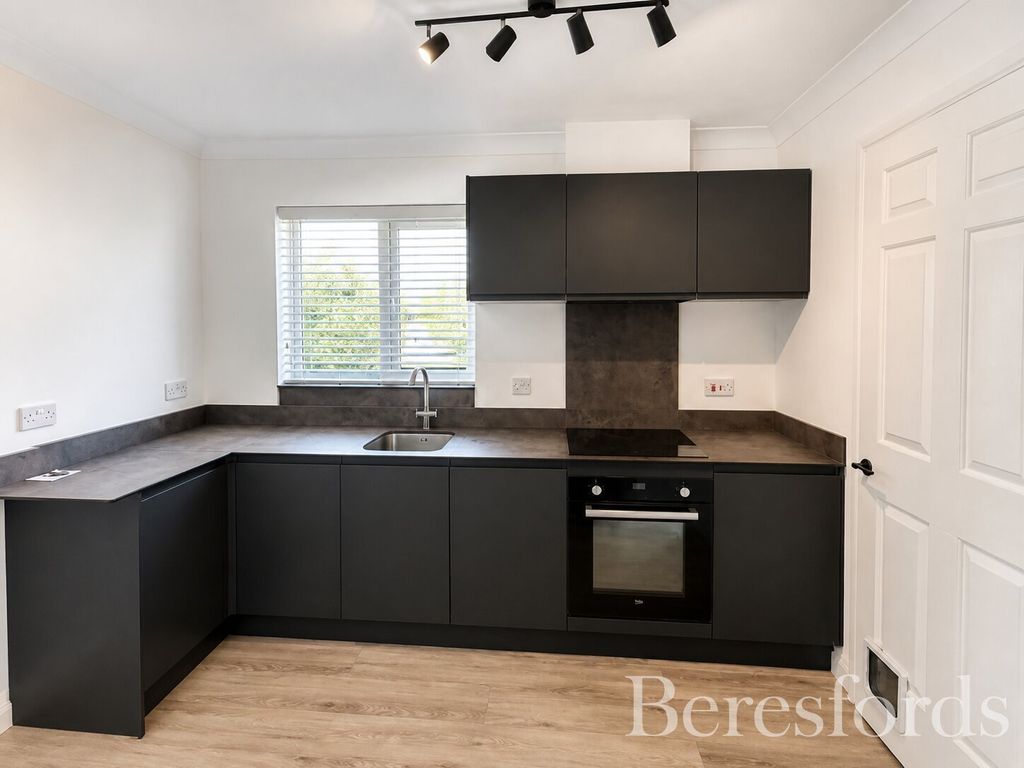 Property photo 3 of 11 Kitchen