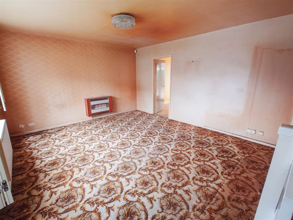 Property photo 3 of 15 Lounge