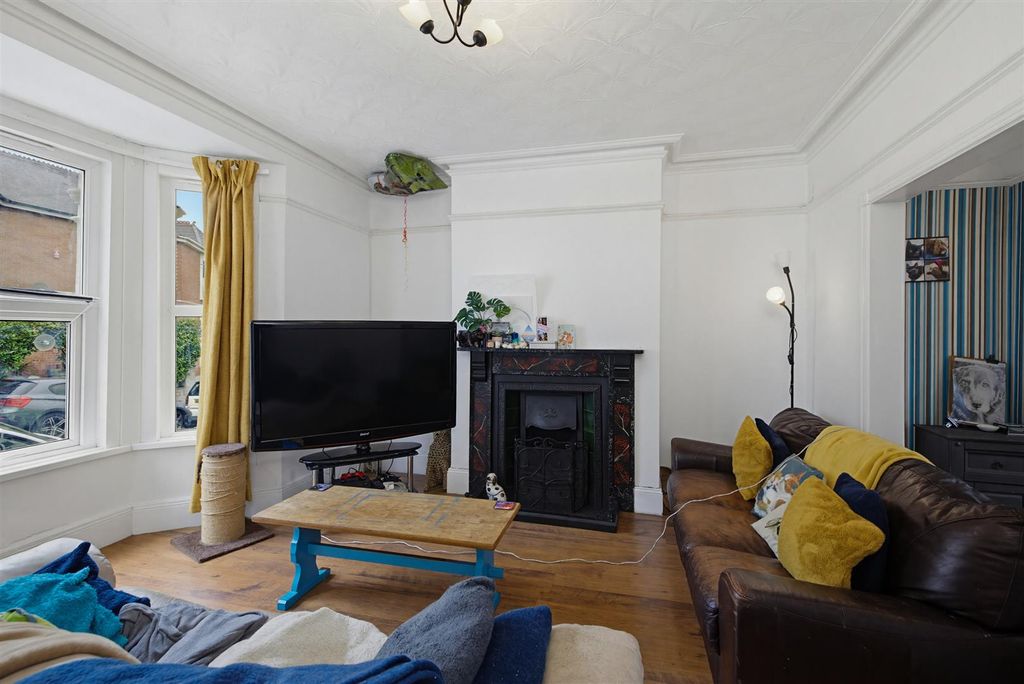 Property photo 2 of 16 Lounge