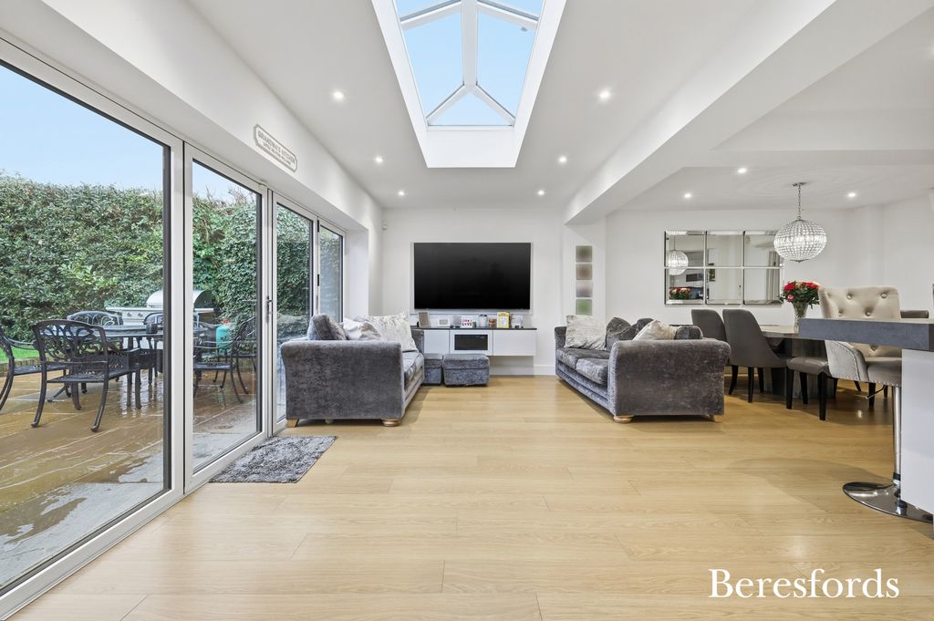 Property photo 3 of 33 Picture No. 27