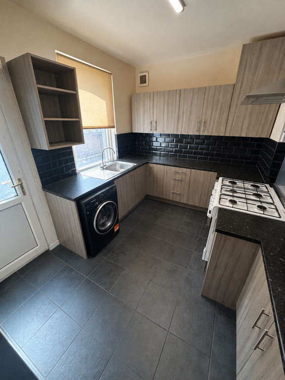 Property photo 3 of 11 Kitchen