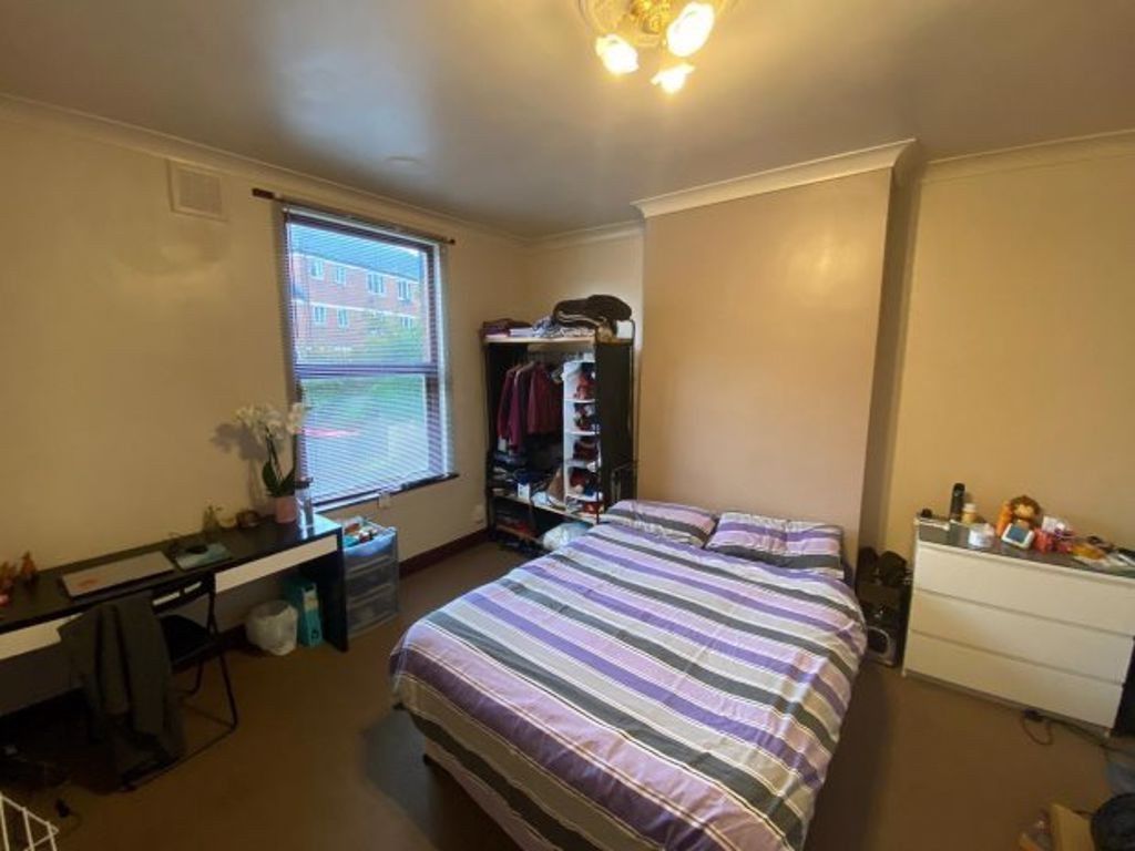 Property photo 3 of 7 A Cozy Double Bedroom Featuring A Comfortable Doub...