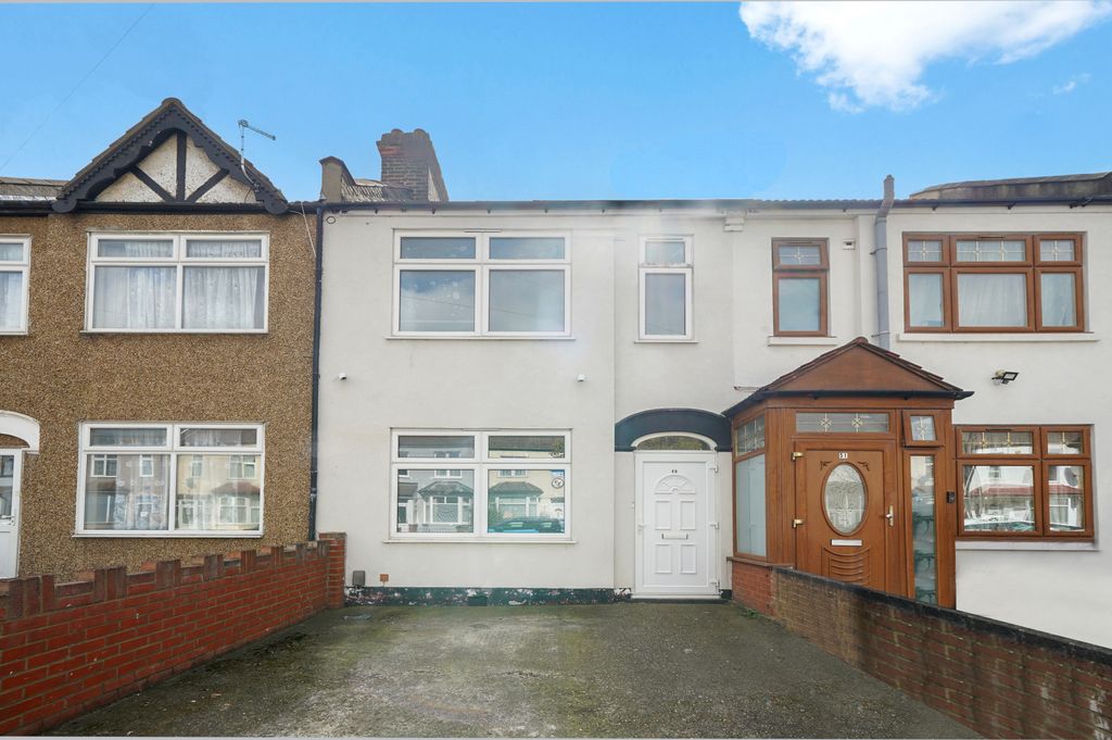 Property photo 1 of 14 A Lovely 3 Bedroom Mid Terrace House For Sale In Ilford, Ig1