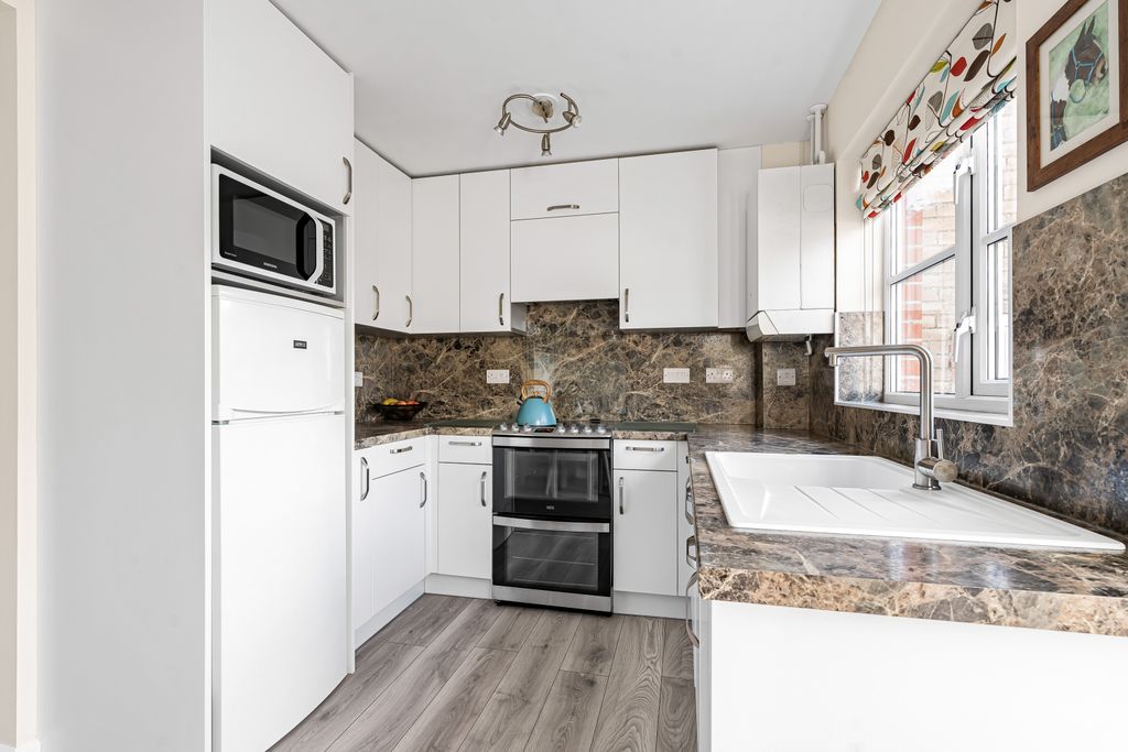 Property photo 3 of 19 Kitchen (2)