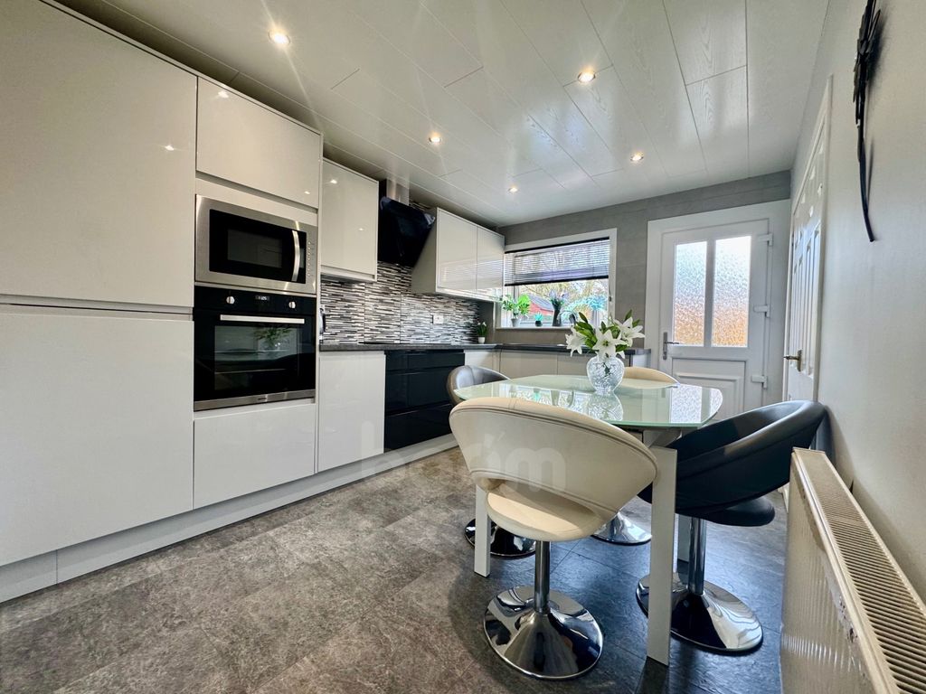 Property photo 2 of 32 Chestnut Avenue Kitchen