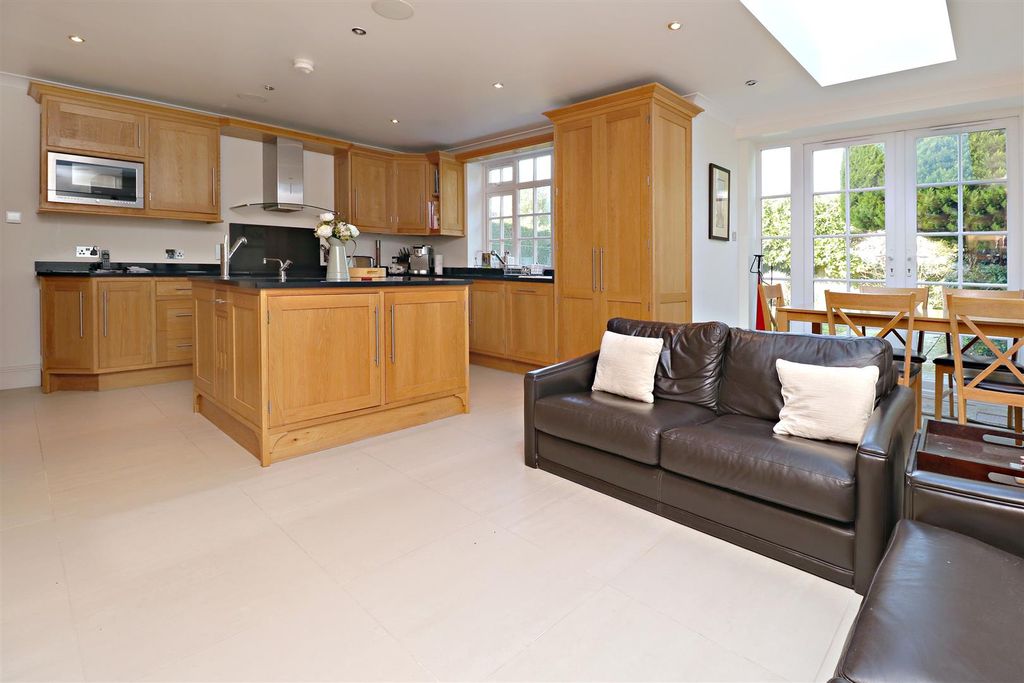 Property photo 2 of 31 6653.Jpg